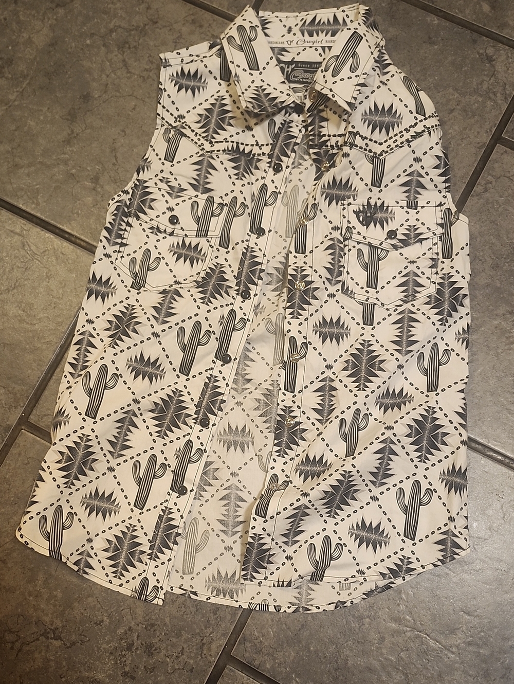 Sleeveless Button-Front Cactus Print Shirt - White/Black